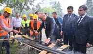 Batman Valisi sağanak yağış altında emekli lokali temelini attı