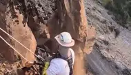 Şırnak'ta yolları güvenli hale getirmek için dev kayalar kontrollü şekilde düşürülüyor