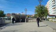 Diyarbakır'da haftada üç kez geçen tren için yaya yolu kapandı: Vatandaş tepkili