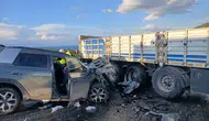 Tatvan yolunda iki araç çarpıştı 6 kişi yaralandı