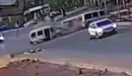 Yüksekova’da kavşakta yaşanan zincirleme kaza kameraya yansıdı