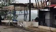 Hakkari Derecik'te şiddetli fırtına evlerin çatılarını uçurdu