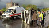 Muş’ta dolu yağışı yolları kayganlaştırdı minibüs yan yattı