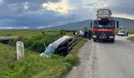 Muradiye'de kamyonet su kanalına uçtu