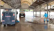 Haliliye bayram sonrası sokakları köpüklü suyla temizliyor