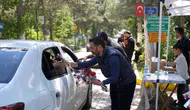 Elazığlılar arife günü mezarlıklarda çiçeklerle karşılandı