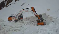 Van Bahçesaray yolunda karlar altı metreye ulaştı