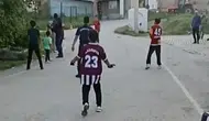 Jandarma ve köylü çocuklar sahada dostluk maçı yaptı