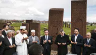 Bakan Çiftçi Ahlat’ın tarihi mezarlığında incelemelerde bulundu