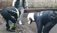 Diyarbakır sokaklarında polisler elleriyle su tahliyesi yaptı