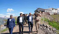 Hakkari Valisi sınır hattındaki güvenlik noktalarını bayramda ziyaret etti