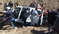 Muş Yazla köyünde otomobil çaya uçtu