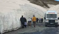 Bitlis Nemrut yolunda yaz ortasında kış manzarası
