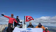 Elazığlı dağcılar zirveye bayrak dikmek için yük taşıdı