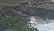 Karakaya Barajı'ndaki tahliye köprüyü ulaşıma kapattı