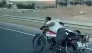 Elazığ trafiğinde motosiklet üzerinde akrobatik tehlike