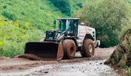 Yüksekova’da dağdan kopan kayalar yolu trafiğe kapattı