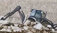 Yüksekova’da yayla yolları karların altından çıkarıldı