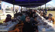 Van Gölü kıyısında dev sofra Dünya Kahvaltı Günü kutlandı