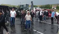 Ağrı'da feci kaza Tır otomobil ve motosikletin üzerine devrildi