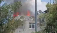 Bağlar'da beş katlı apartmanın çatısı alevlere teslim oldu
