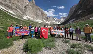 İzmirli dağcılar Hakkari'nin zirvelerinde kamp kurdu