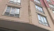Siirt’te apartmandan kopan parçalar otomobili hurdaya çevirdi