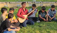 Muşlu Ömer kendi çabasıyla bağlama ustası oldu