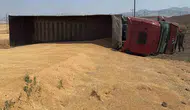 Kozluk yolunda buğday yüklü kamyon devrildi