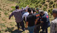 Yüksekova'da yaylada mahsur kalan çobana sağlık ekipleri ulaştı