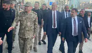 Orgeneral Metin Tokel Yüksekova sokaklarında vatandaşla buluştu