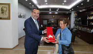 Otobüste bayrağı temizleyen Perihan Hanım’a belediyeden özel teşekkür