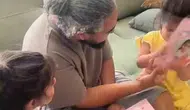 İkizlerin karne heyecanı babalarının hatasıyla komik bir anıya dönüştü