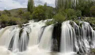 Muradiye Şelalesi yağışlarla birlikte en coşkulu günlerini yaşıyor