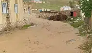 Van Başkale'de sel suları yolları kapattı