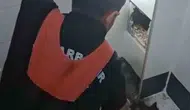 Diyarbakır'da duvara sıkışan kediye itfaiye operasyonu