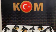 Mardin'de polis bir eve baskın düzenleyerek 13 tabanca yakaladı