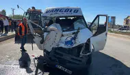 Yüksekova yolunda minibüs ve kamyon çarpıştı 2 can kaybı