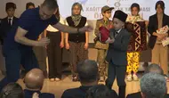 Minik Tuna sahnede zorlanınca imdadına babası yetişti