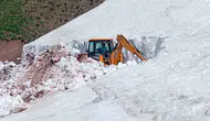 Tunceli dağlarında haziran ayında kar mesaisi