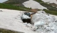 Bitlis yaylalarında temmuz sıcağına rağmen kar temizliği sürüyor