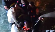 Van'da gece vakti dereye uçan kamyonetin sürücüsü kurtarıldı