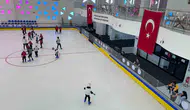 Vanlı gençler kavurucu sıcağı buz pistinde serinleyerek atlatıyor