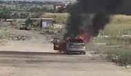Diyarbakırda seyir halindeki araç küle döndü