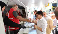 Elazığ’da cami çıkışı aşure bereketi