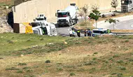 Yüksekova çevre yolunda hafriyat kamyonu devrildi