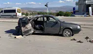 Elazığ’da kontrolden çıkan otomobil direğe çarptı 3 yaralı