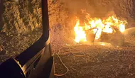 Siirt yolunda seyir halindeki otomobil bir anda yanmaya başladı