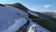 Hakkari’de metrelerce karın altındaki yayla yolları temizleniyor
