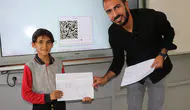 Üç yıl tek başına okudu şimdi otuz iki arkadaşıyla karne aldı
